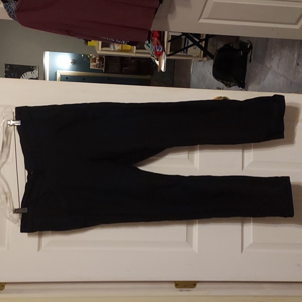 Pull-on black pants with pockets